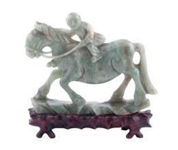 ESCULTURA DE JINETE A CABALLO EN JADE NATURAL. CHINA, CA. 1970