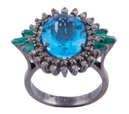 SORTIJA EN PLATA 925, TOPACIO AZUL, ESMERALDAS Y DIAMANTES