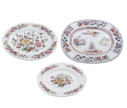 LOTE DE TRES BANDEJA DE SERVIR EN PORCELANA CON MOTIVOS FLORALES