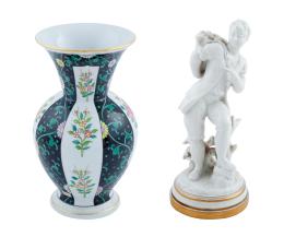 LOTE DE JARRÓN Y FIGURA EN PORCELANA POLICROMADA