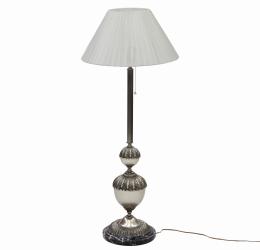 LÁMPARA DE SOBREMESA EN METAL PLATEADO