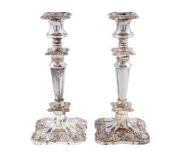 PAREJA DE CANDELABROS EN ALPACA REPUJADA