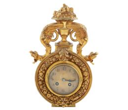 RELOJ DE SOBREMESA EN BRONCE DORADO, ESTILO NEOCLÁSICO,