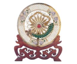 PLATO DECORATIVO EN METAL DORADO REPUJADO A MANO