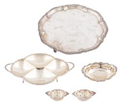 CINCO BANDEJAS Y FUENTES EN PLATA DE LEY