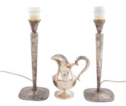 PAR DE LÁMPARAS Y LECHERA EN PLATA DE LEY