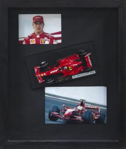 MAQUETA COMPUESTA POR FOTOGRAFÍAS Y REPRODUCCIÓN DE FERRARI F2007 FIRMADA POR KIMI RAIKKONEN