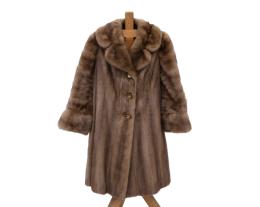 ABRIGO LARGO EN PIEL DE VISÓN CLARO