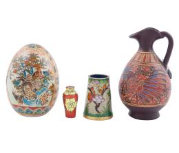 LOTE DE HUEVO PINTADO A MANO Y TRES OBJETOS EN CERÁMICA
