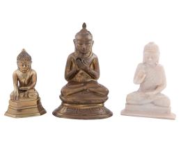 LOTE DE TRES FIGURAS DE BUDA SENTADO EN BRONCE Y ALABASTRO