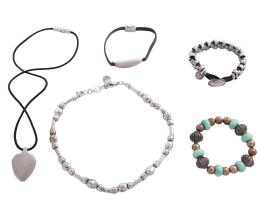 LOTE DE TRES PULSERAS Y DOS COLLARES EN METAL