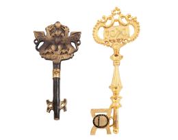 PAREJA DE LLAVES EN METAL REPUJADO