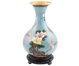 JARRÓN CHINO EN METAL DORADO CON DECORACIÓN IMITANDO ESMALTE