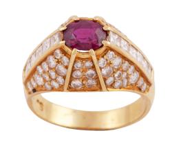 SORTIJA EN ORO 18KT, RUBÍ Y DIAMANTES