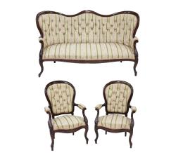SOFÁ Y PAREJA DE BUTACAS EN MADERA DE NOGAL, ESTILO ISABELINO