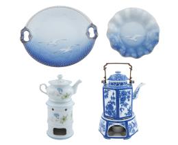 LOTE DE DOS CALENTADORES CON TETERA Y PAREJA DE PLATOS EN PORCELANA