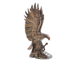 FIGURA DE ÁGUILA CAZANDO EN BRONCE