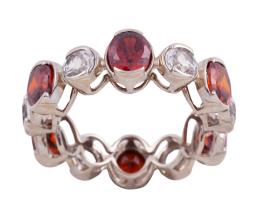 SORTIJA ETERNITY EN ORO 18KT, GRANATES Y TOPACIOS BLANCOS