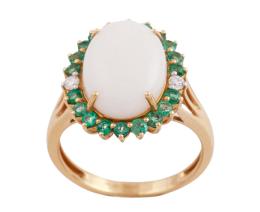 SORTIJA EN ORO DE 18KT CON UN ÓPALO, ESMERALDAS Y DIAMANTES