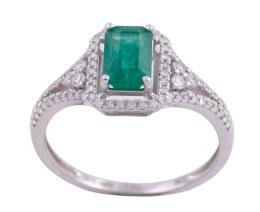 SORTIJA EN ORO DE 18KT CON UNA ESMERALDA Y DIAMANTES