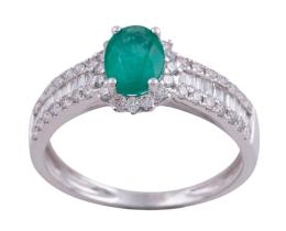 SORTIJA EN ORO DE 18KT CON UNA ESMERALDA Y DIAMANTES