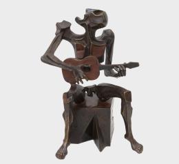 ESCULTURA EN BRONCE "EL GUITARRISTA" SIGUIENDO MODELOS DE LA OBRA ORIGINAL DE OSWALDO GUAYASAMIN (Ecuador, 1919-Estados Unidos, 1999)