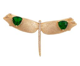BROCHE CON FORMA DE LIBÉLULA CHAPADO EN ORO DE 18KT, ESMERALDAS SINTÉTICAS Y CIRCONITAS