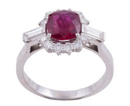 SORTIJA EN ORO DE 18KT, RUBÍ Y DIAMANTES