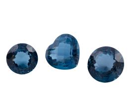 TOPACIOS LONDON BLUE, TRES PIEZAS, DOS TALLADAS EN REDONDO Y UNA EN CORAZÓN, CON PESO TOTAL DE 38 CT