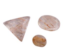 CUARZOS RUTILADOS , TRES PIEZAS DE DIFERENTES TALLAS Y TAMAÑOS CON PESO TOTAL DE 30 CT