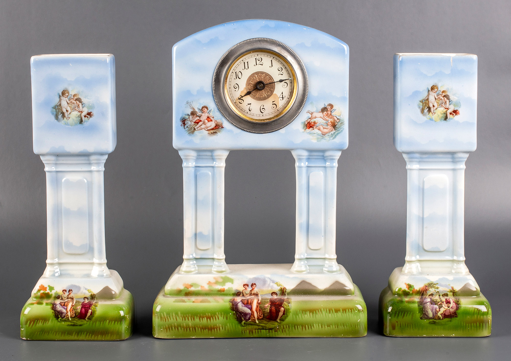 PEQUEÑO RELOJ CON GUARNICIÓN DE JARRONES