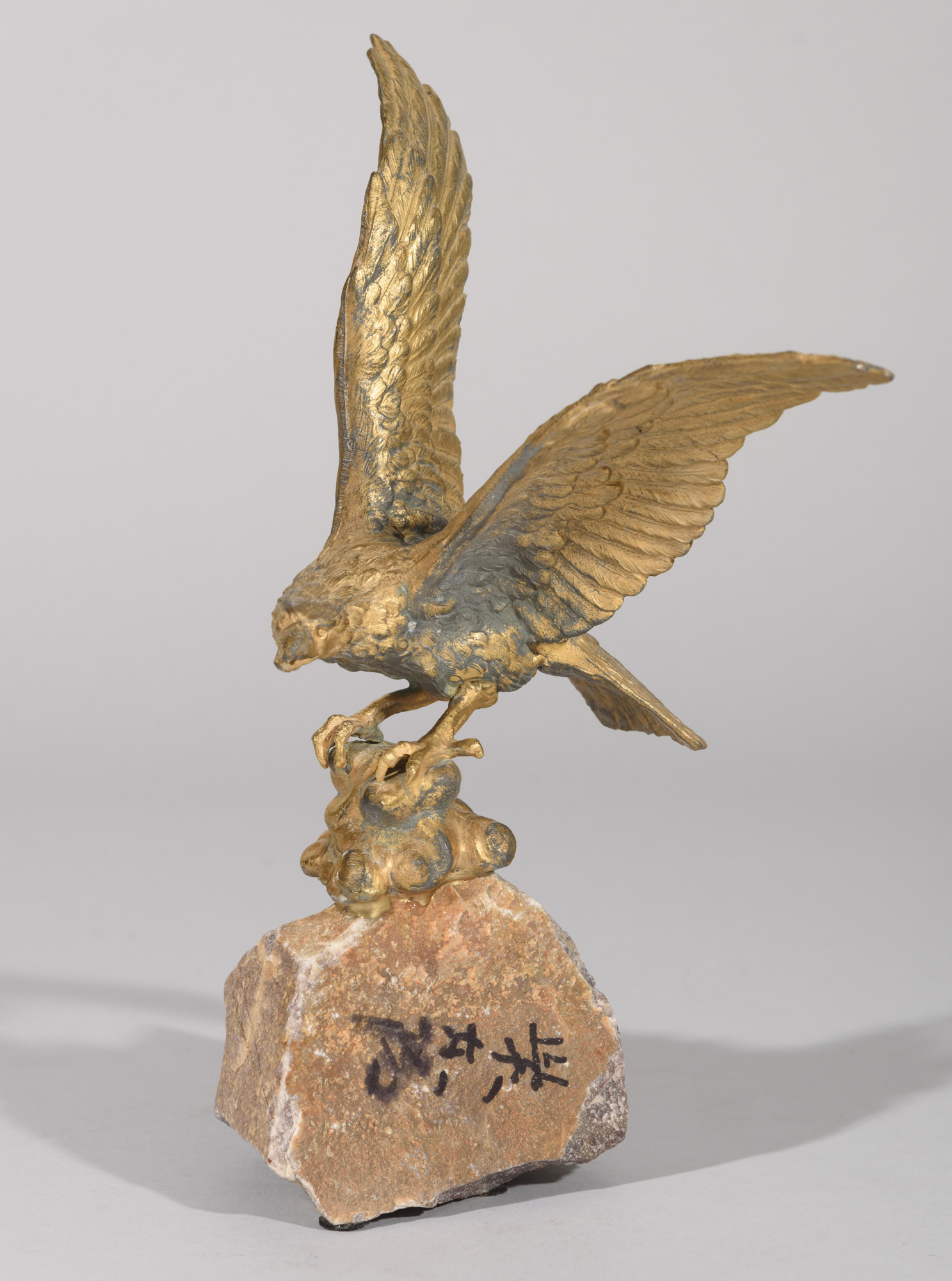 FIGURA DE ÁGUILA EN BRONCE DORADO