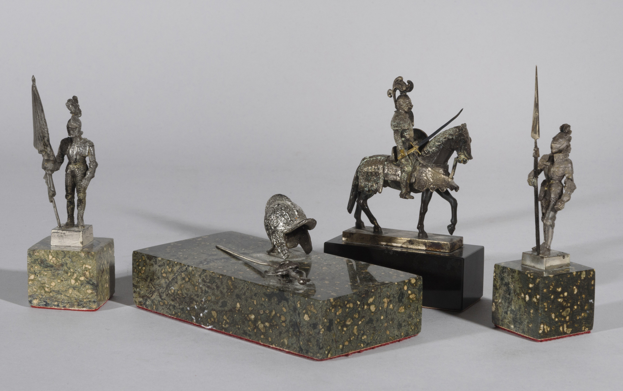 CONJUNTO DE CUATRO FIGURITAS EN PLATA 