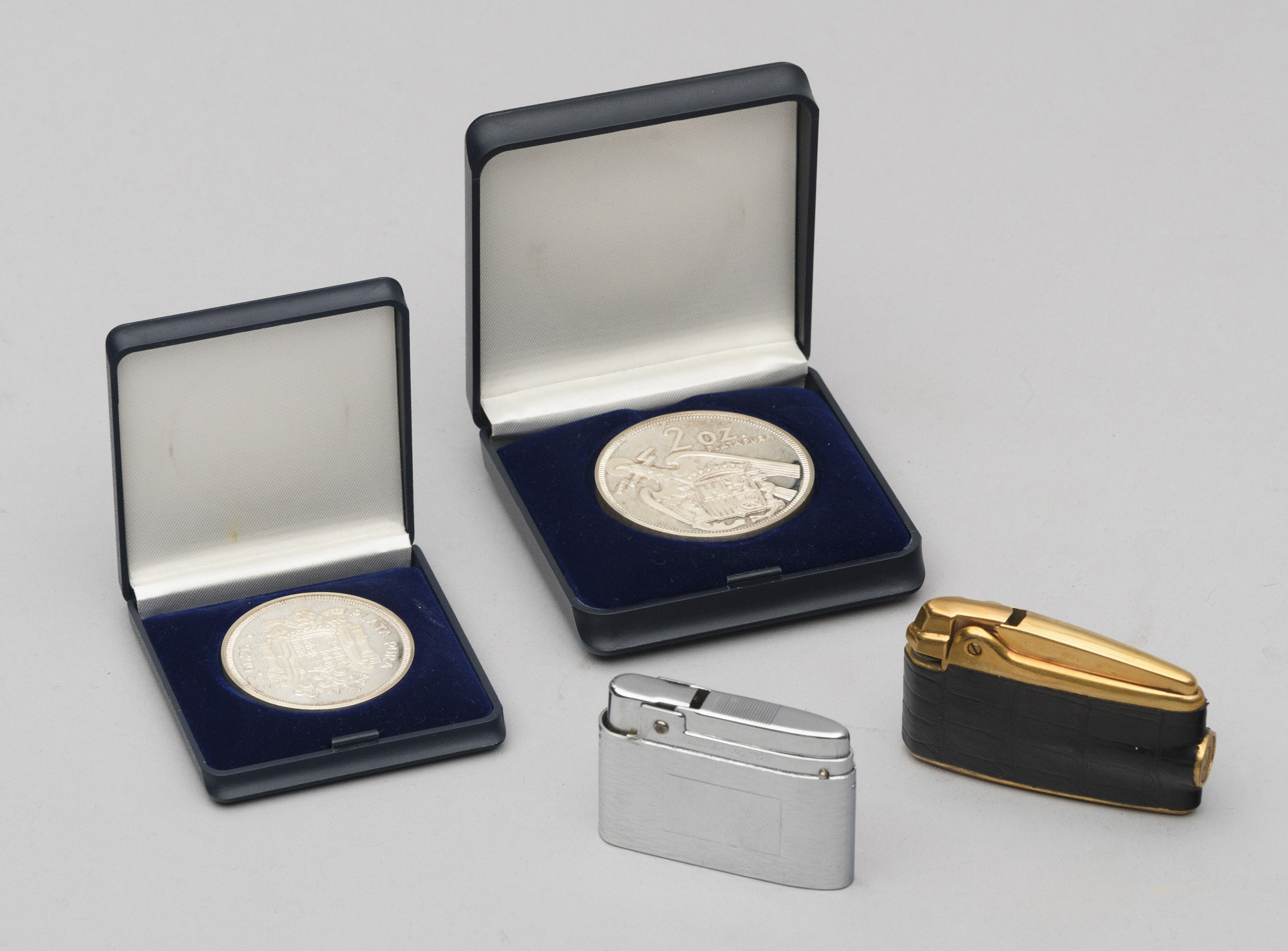 DOS MONEDAS EN PLATA Y DOS MECHEROS