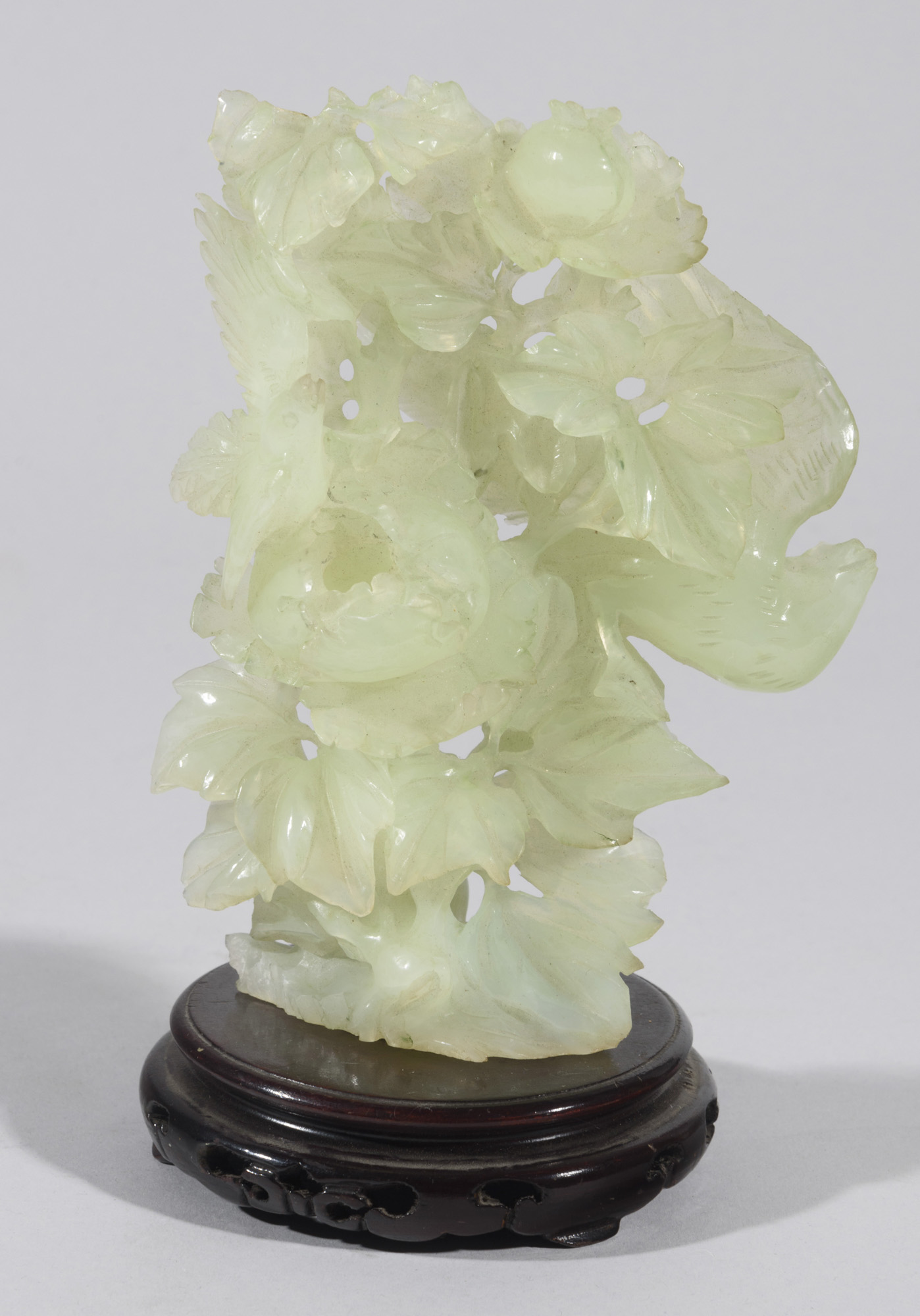 FIGURA TALLADA EN JADEITA REPRESENTANDO RÓLEOS VEGETALES Y 