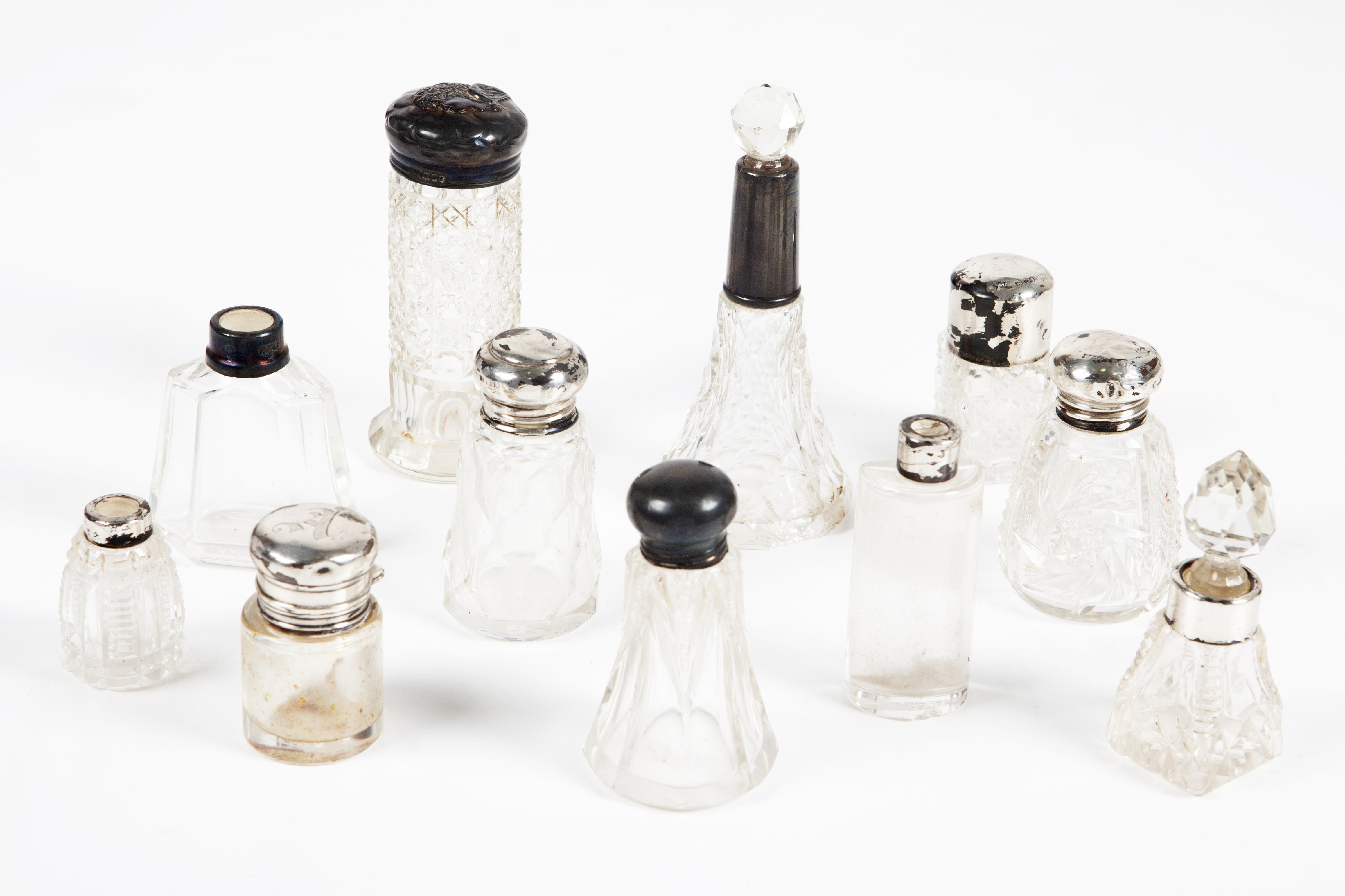 CONJUNTO DE 11 FRASCOS DE PERFUME EN VIDRIO Y PLATA, S.XIX 