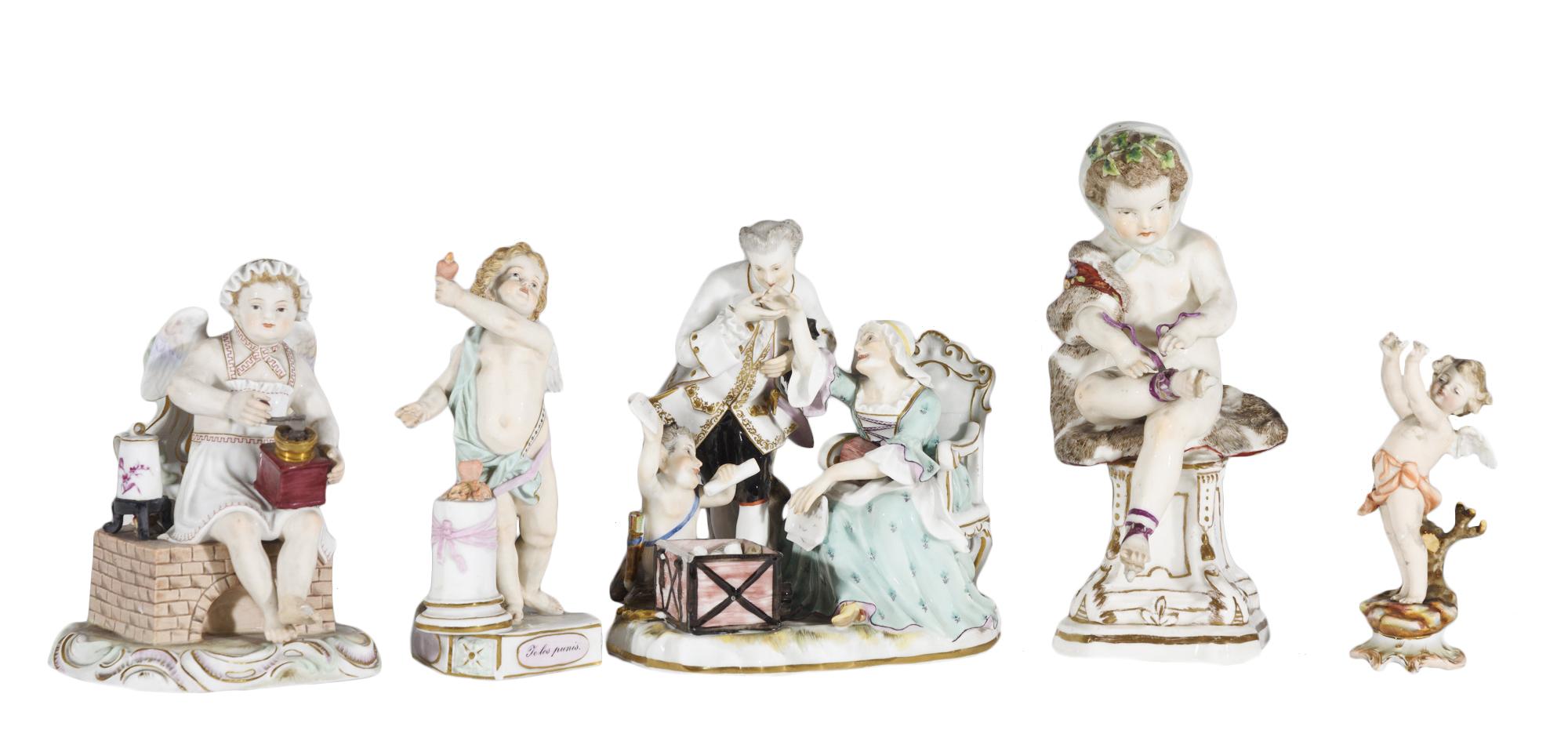 LOTE DE CINCO FIGURAS DE PORCELANA ESMALTADA, ALEMANIA, FFS