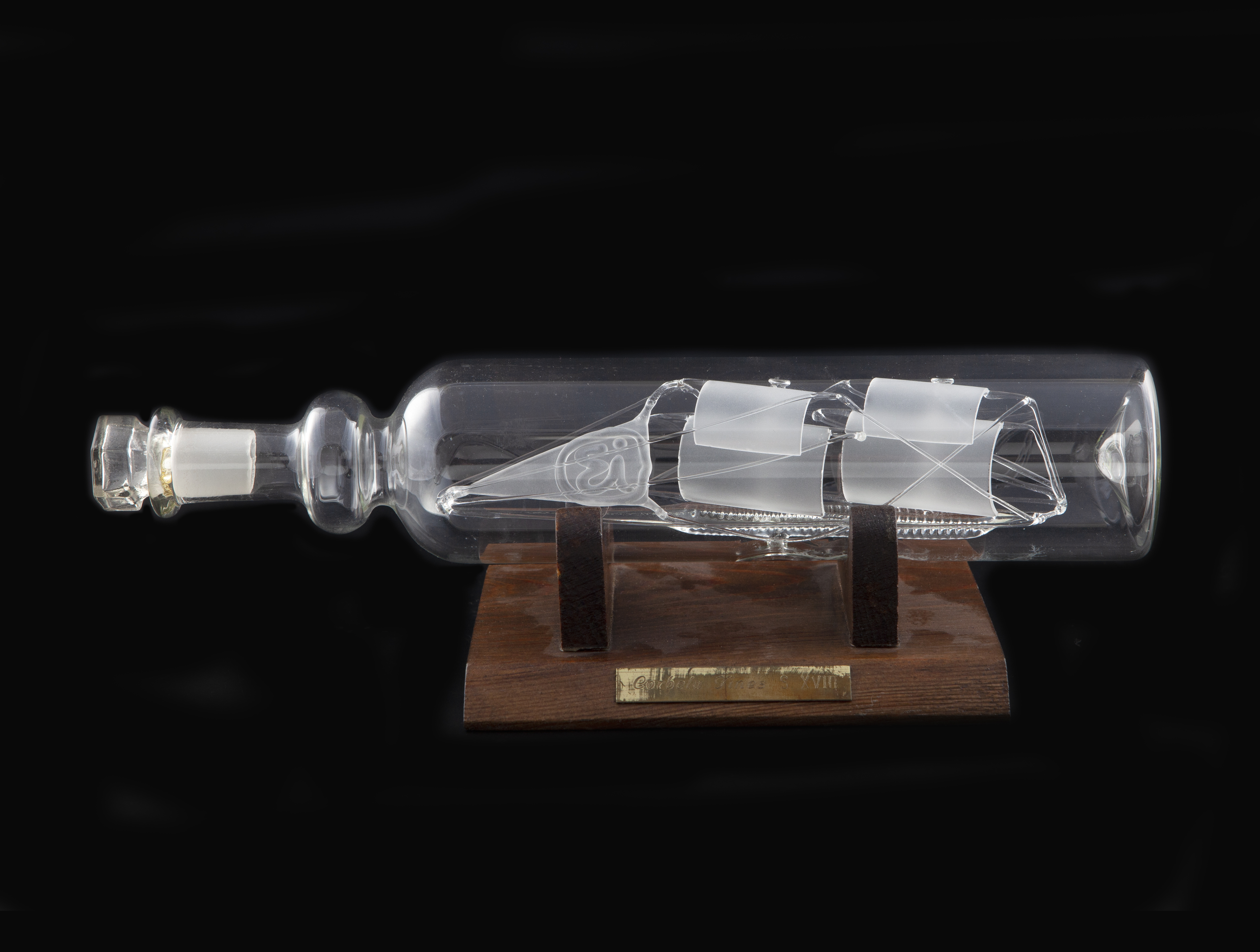 MAQUETA DE VIDRIO EN UNA BOTELLA SOBRE BASE DE MADERA. "COR