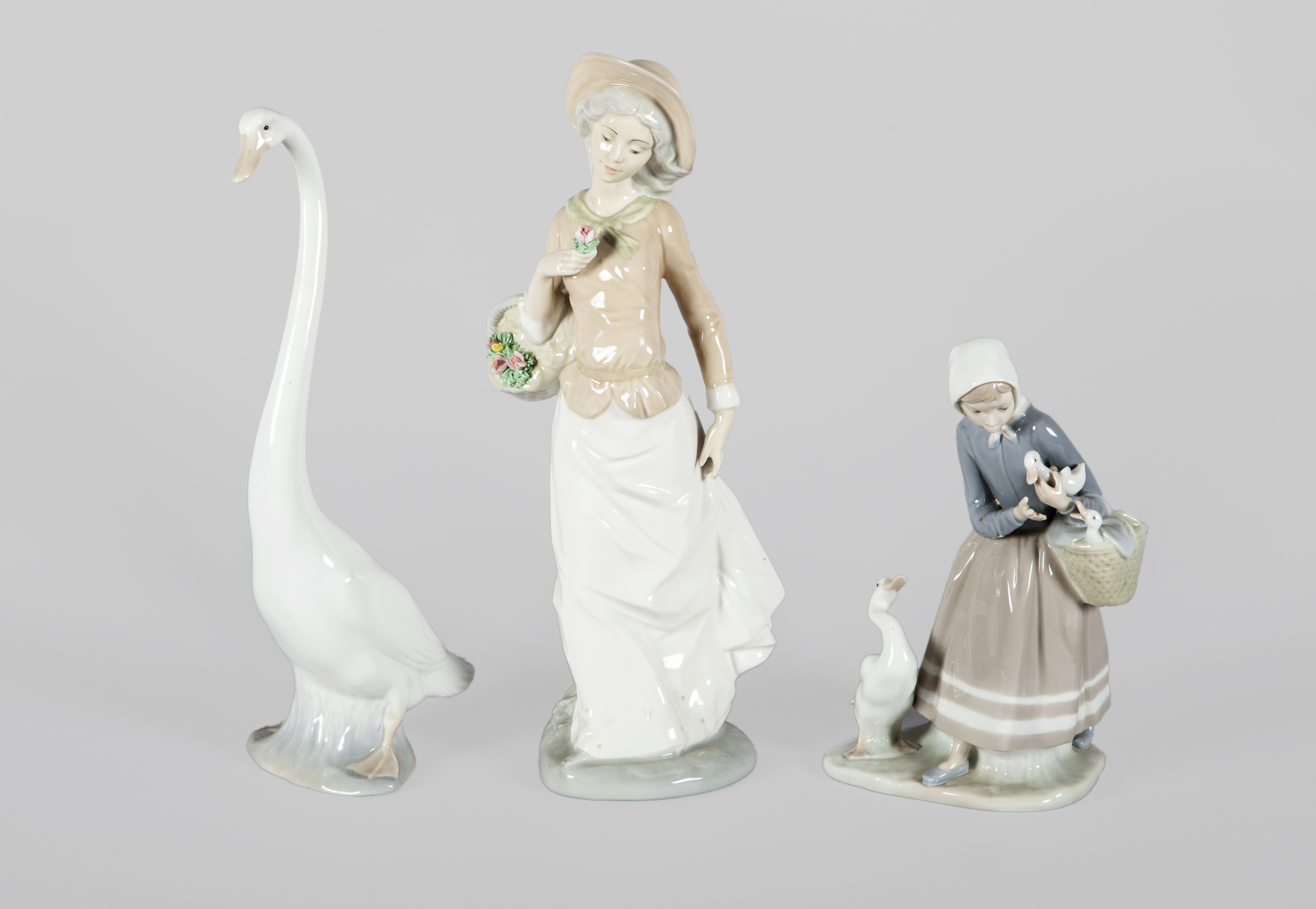 LOTE DE TRES FIGURAS DE PORCELANA ESMALTADA DE LLADRÓ O SIG