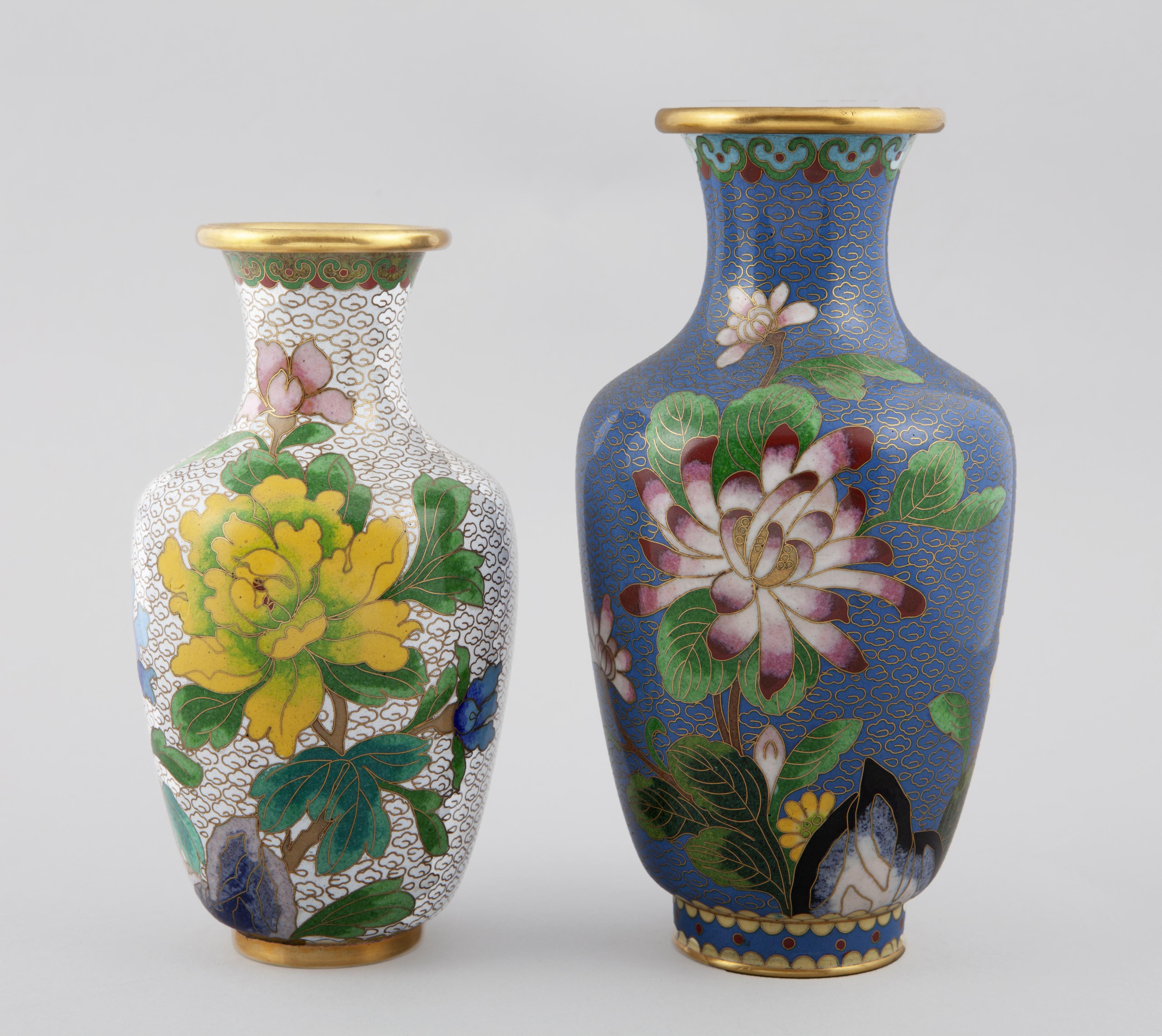 PAREJA DE JARRONES DE ESMALTE CLOISONNÉ. CHINA, SIGLO XX