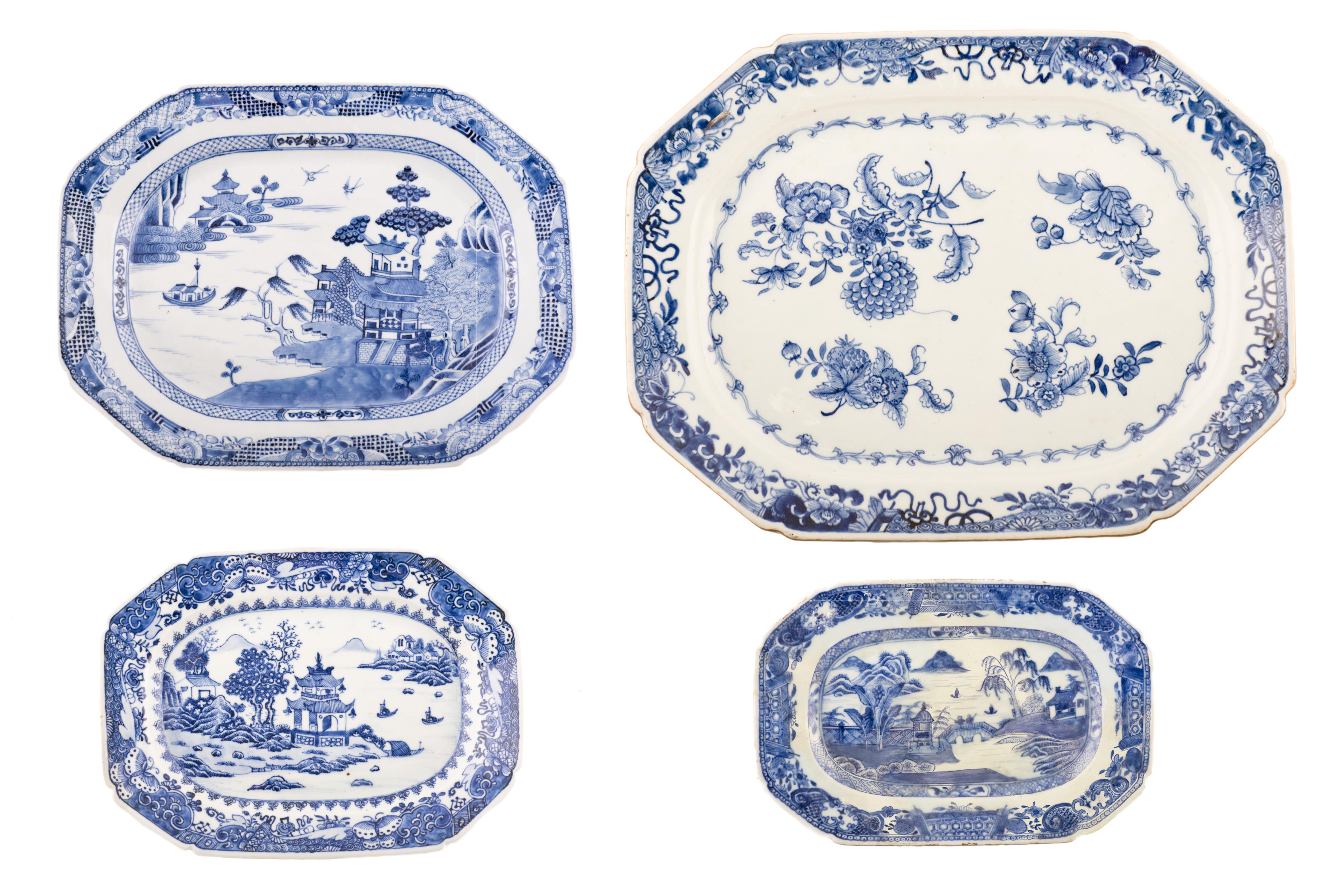 CONJUNTO DE CUATRO FUENTES EN PORCELANA AZUL Y BLANCA DE DI