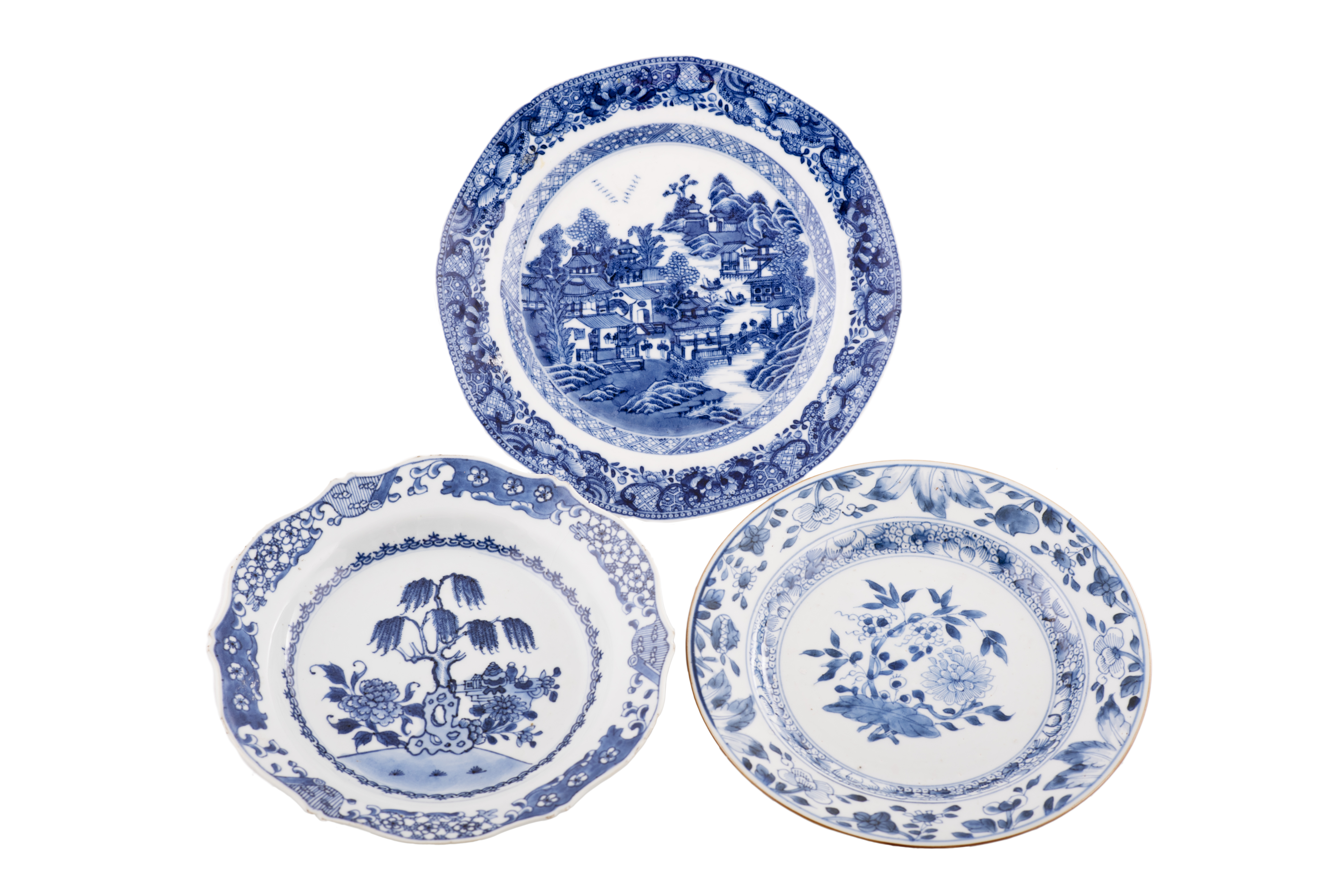 CONJUNTO DE TRES PLATOS EN PORCELANA FAMILIA AZUL Y BLANCA,