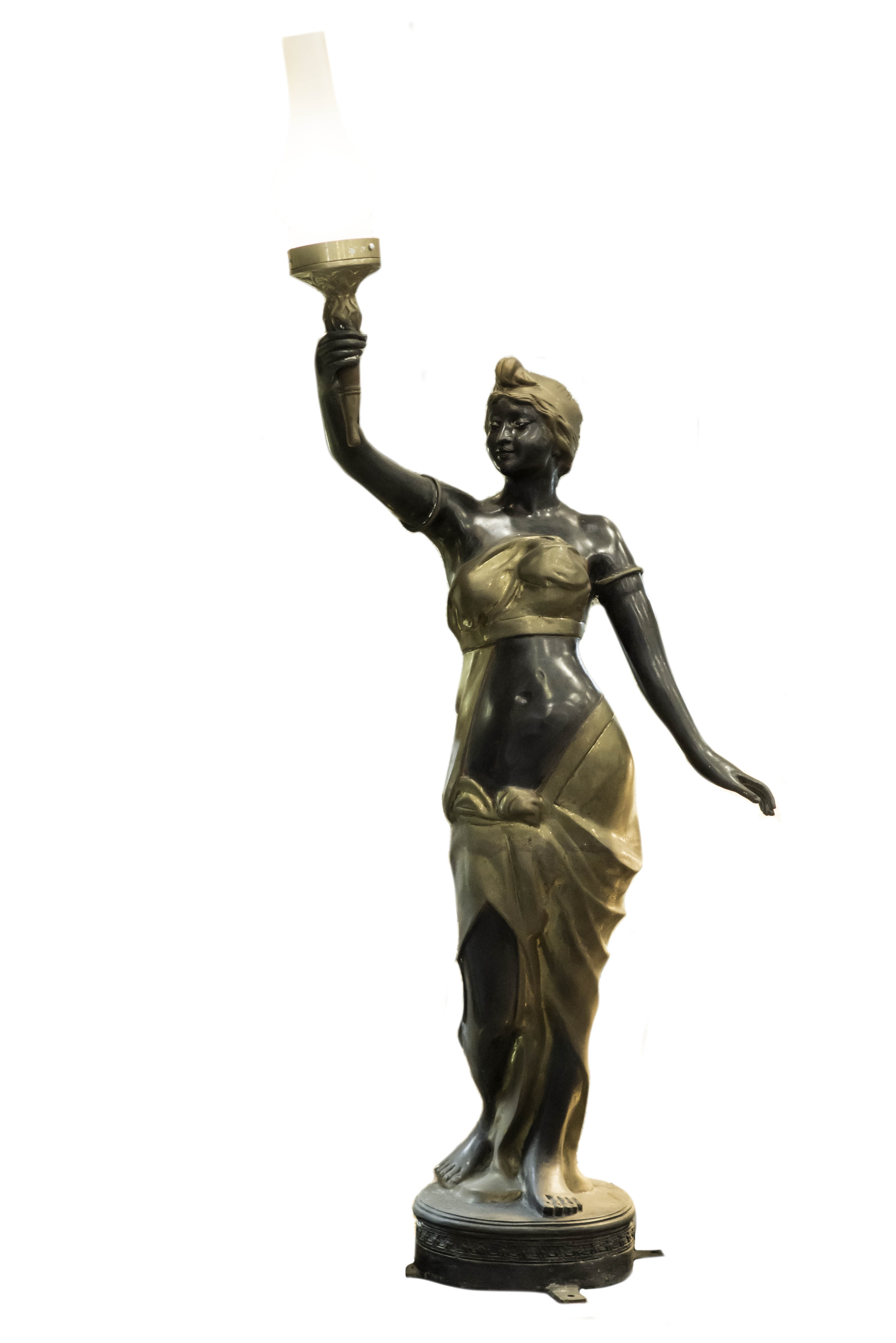 LÁMPARA DE JARDÍN EN FORMA DE FIGURA FEMENINA DE BRONCE PAT