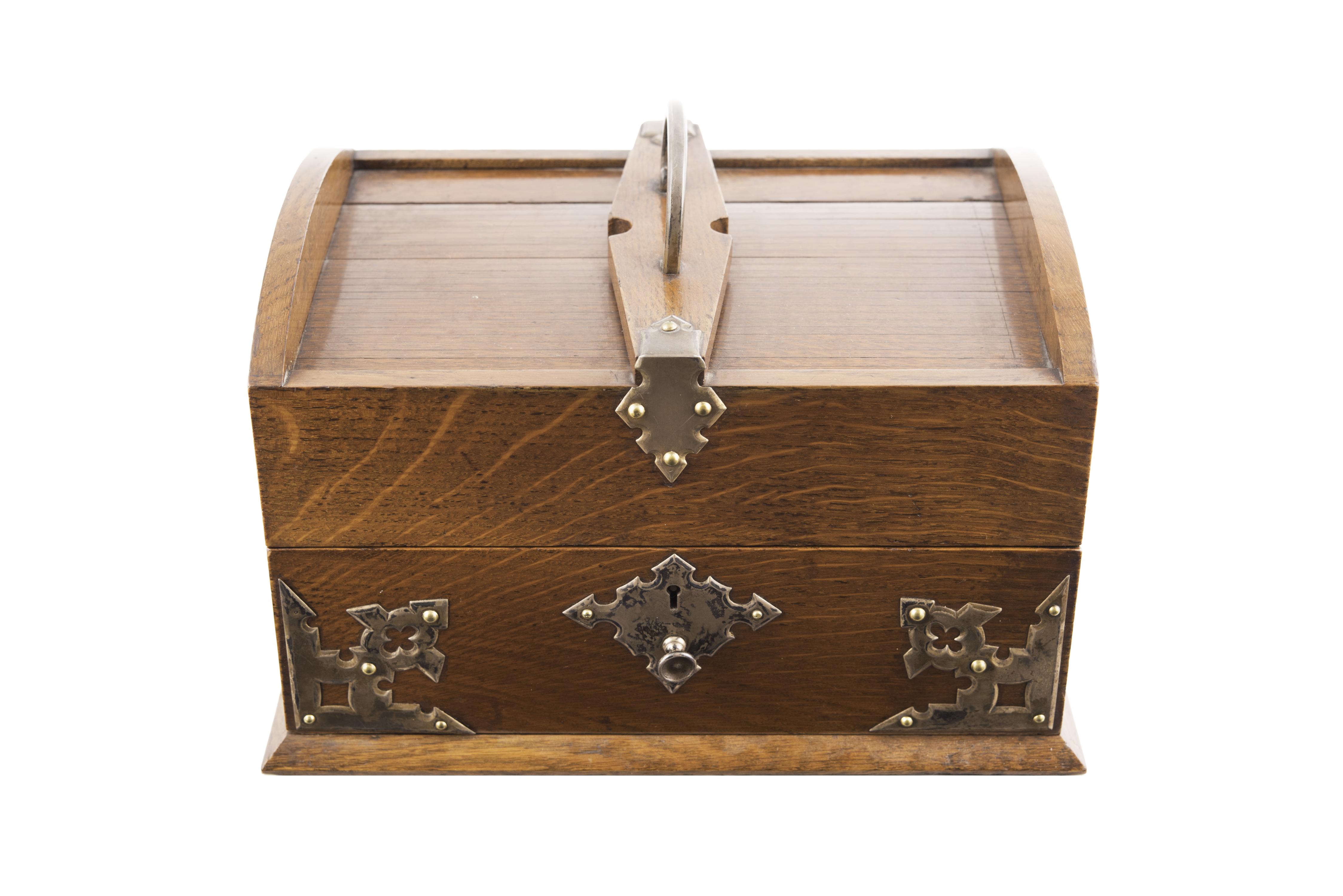 CAJA INGLESA DE ROBLE CON HERRAJES DE LATÓN DORADO, FFS.S.X