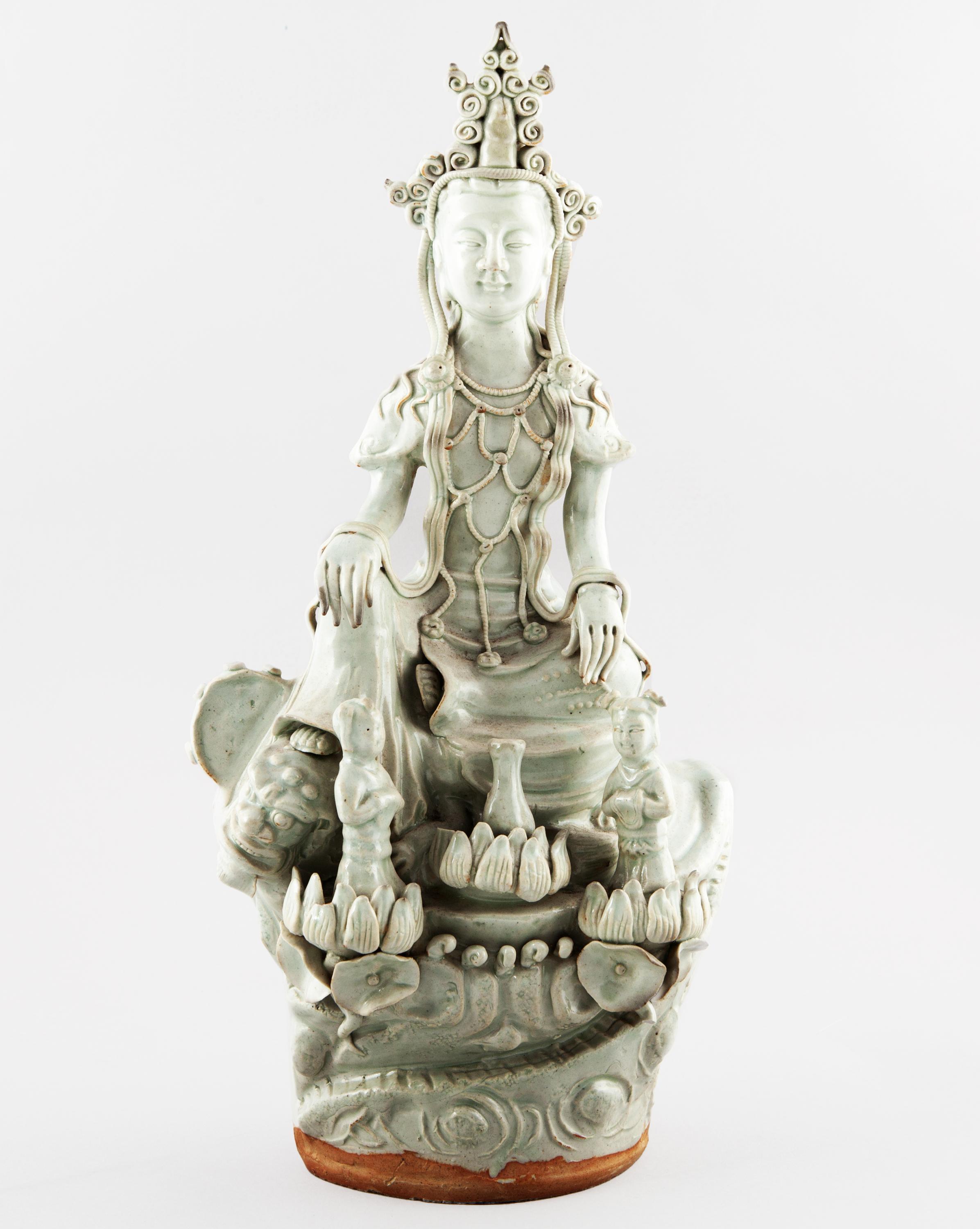 FIGURA GUANYIN EN CERÁMICA VIDRIADA. CHINA, PPIOS. S. XX.