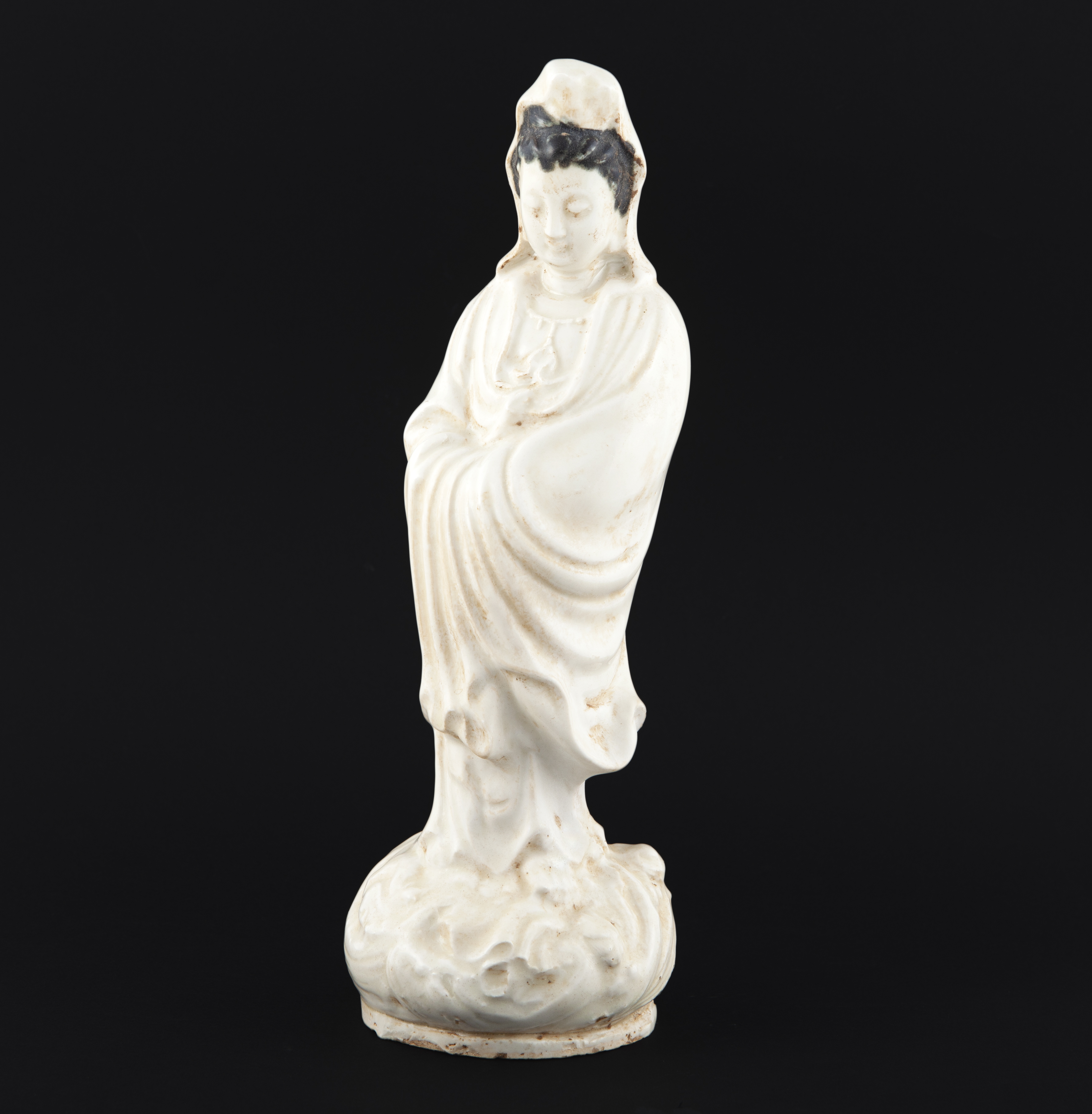 FIGURA DE GUANYIN CRUZANDO EL MAR EN PORCELANA ESMALTADA Y 