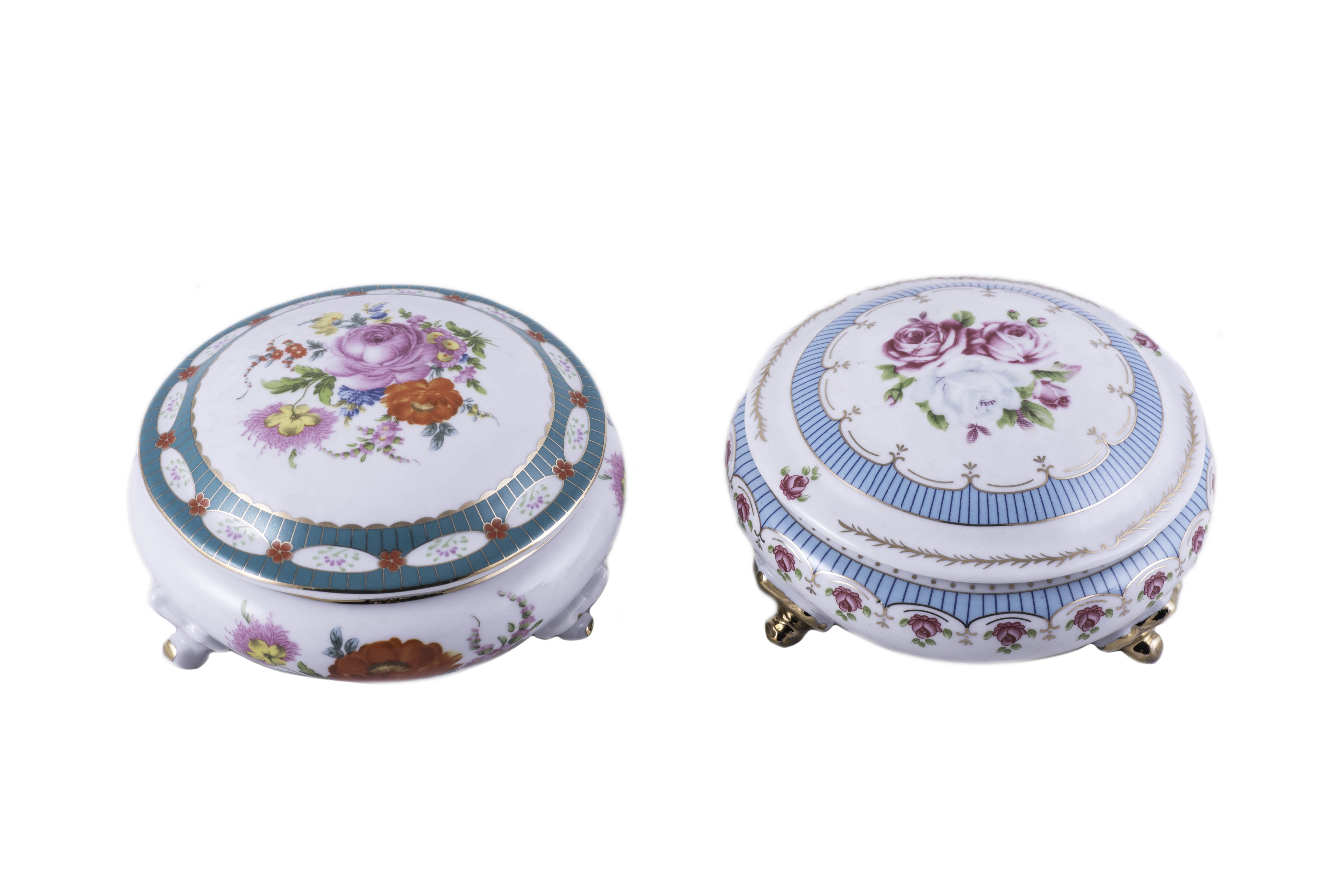 PAREJA DE CAJAS DE PORCELANA ESMALTADA CON DECORACIÓN FLORA