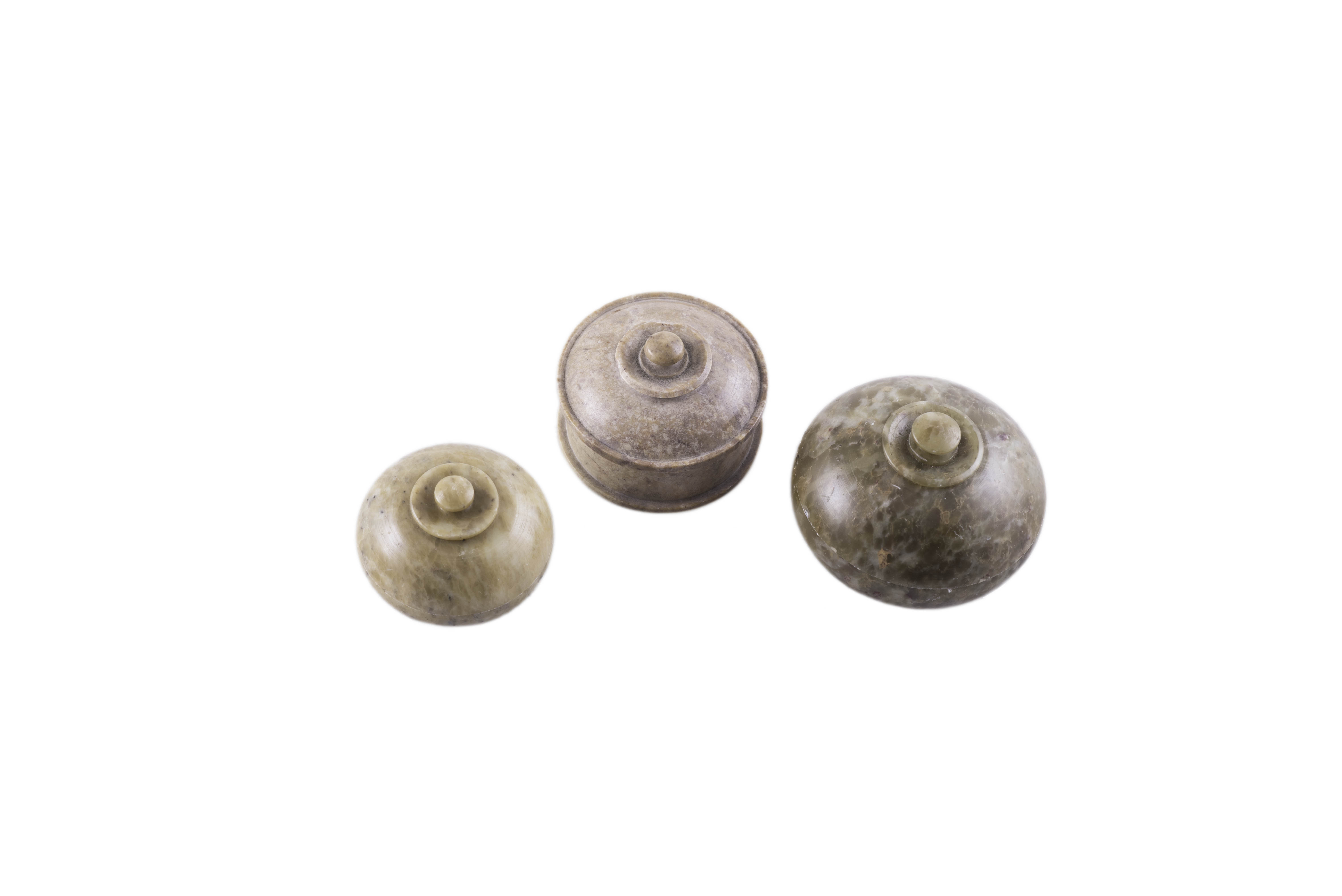 LOTE DE TRES CAJITAS CIRCULARES DE JADE, CHINA, S.XX