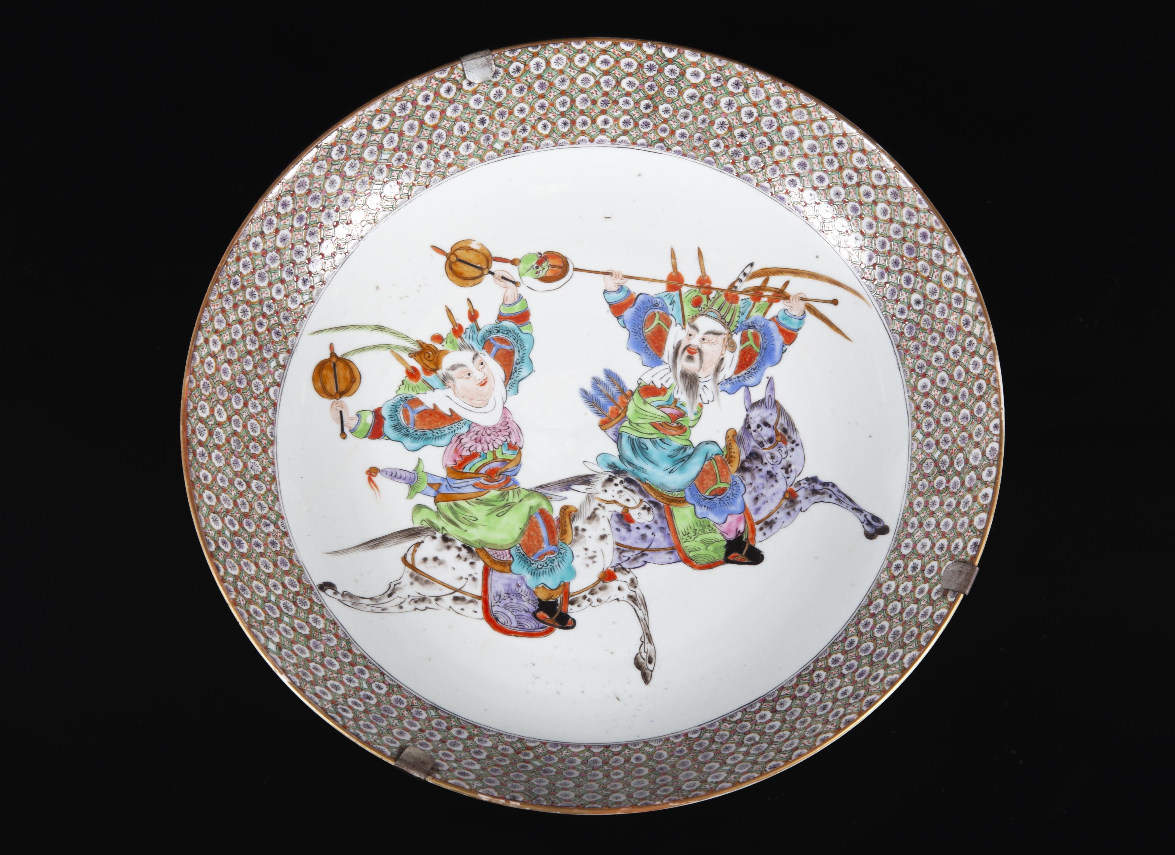 GRAN PLATO DE PORCELANA ESMALTADA FAMILIA VERDE, CON DECORA