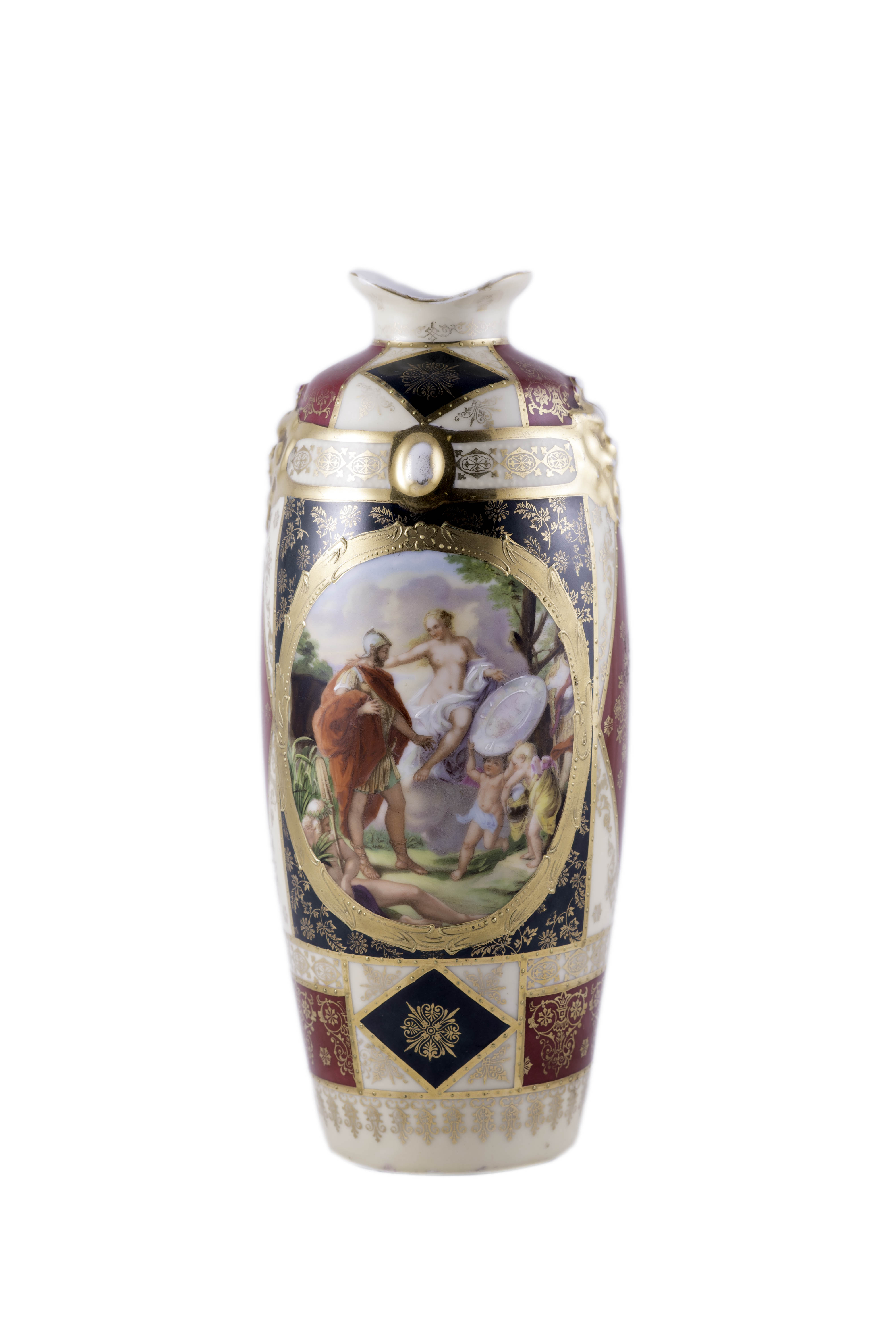JARRÓN DE PORCELANA ESMALTADA CON REALCES DORADOS. VIENA, F